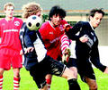 Mitten durch: Der Willinger mer Akgvercin findet gegen die Steinbacher Simon Grosch (links) und Marcel Aparicio die Lcke. Im Hintergrund Matthias Trachte. Foto: zmp