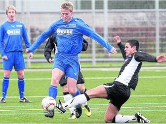 Foulspiel auf dem neuen Kunstrasen: Der Korbacher Jan-Hendrik Osterhold wird hier vom Steinbacher Gstespieler Peter Palliatka gefoult. Foto:  zmp