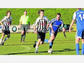 Will den TuSpo auch in Steinbach nach vorne treiben: Grebensteins Jan Hohagen (am Ball) und seine Mitspieler (links Hannes Drube) hoffen, dass das Wetter mitspielt und sie am Sonntag spielen knnen. Foto: zhj