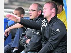 Hilft derzeit aus beim SVA Bad Hersfeld: Ex-Hessenligaspieler Stipe Bojanic (rechts), links daneben SVA-Trainer Norbert Rickert. Foto: Eyert