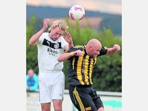 Fabian Kalle (rechts) beim Kopfballduell gegen Steinbach. Foto: Ey