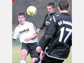 Ball im Blick: Melsungens Manuel Kerst (links) gegen die Steinbacher Marius Mller (Mitte) und Marcel Ludwig. Foto: Haun