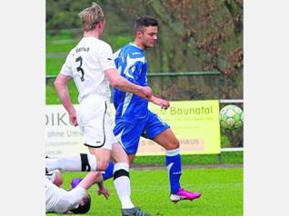 Vellmars Mergim Hajzeraj (rechts) behauptet den Ball gegen zwei Steinbacher. Foto: Fischer