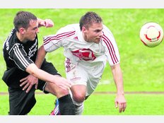 Vor einer harten Prfung: Gilsa/Jesberg/Waltersbrcks Stefan Priester (rechts, hier gegen Hombergs Erich Tiel) trifft mit seinem Team auf Steinbach. Foto: Haun
