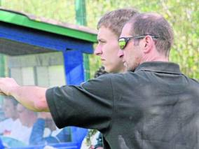Anweisungen: Otmar Velte, hier mit Andre Wicke, hat groe personelle Sorgen. Foto: Michl