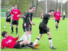 Am Boden: Fr den TuSpo gab es gegen Steinbach selten was zu holen. Meist lagen die Grebensteiner am Ende des Spiels am Boden, so wie hier Jan Hohagen beim letzten Aufeinandertreffen im April, das Steinbach in Grebenstein mit 1:0 gewann. Foto: zih