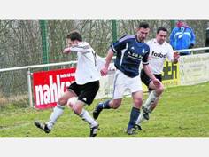 Torschtze im Hinspiel: Der Sander Robert Garwardt (dunkles Trikot) schoss das entscheidende 1:0. Archivfoto:  Michl