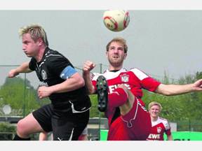 Situation bereinigt: Schwalmstadts Innenverteidiger und Torschtze Steffen Brutigam (rechts9 kommt hier vor Steinbachs Bertram Laibach an den Ball. Foto: Hahn