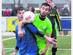 Traf bislang dreimal in der Verbandsliga: Korbachs Strmer Raphael Leibfacher (links), hier gegen Neuhofs Ilker Dapar. Foto:  zmp