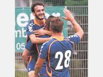 Glckselig: Daniel Hess (verdeckt) und Falk Mller (28) vom BC Sport beglckwnschen Ismet Yegl nach dessen 1:0. Foto: Fischer