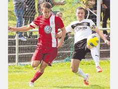 Ausgebremst: Steinbachs Steffen Trabert (rechts) rettet gegen Junglwe Mike Feigenspan in hchster Not. Foto: Schachtschneider