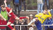 Abendteuerlich unterwegs: Die Spiele der Junglwen versprachen zuletzt immer viele Tore. Tobias Bredow (links) kehrt nach einem Spiel Pause wieder in den Kader zurck. Hier ist er im Luftduell mit Schwalmstadts Peter Liebermann. Archivfoto: Hahn