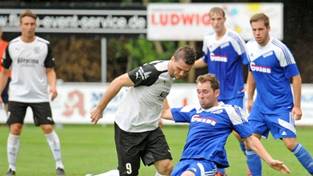Fussball Verbandsliga-Nord Steinbach - Korbach 2015-2016. Hier: Florian Mnkel (wei, Steinbach) - Denny Bendorf (blau, Korbach)